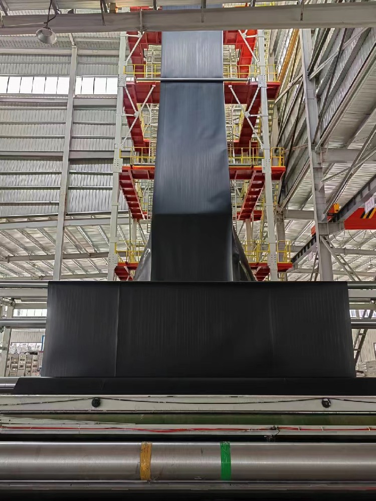 土工膜兩台設備生産中